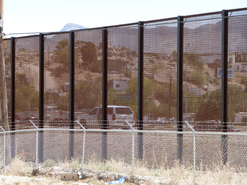Looking into Cuidad Ju&aacute;rez from Paisano Street in El Paso