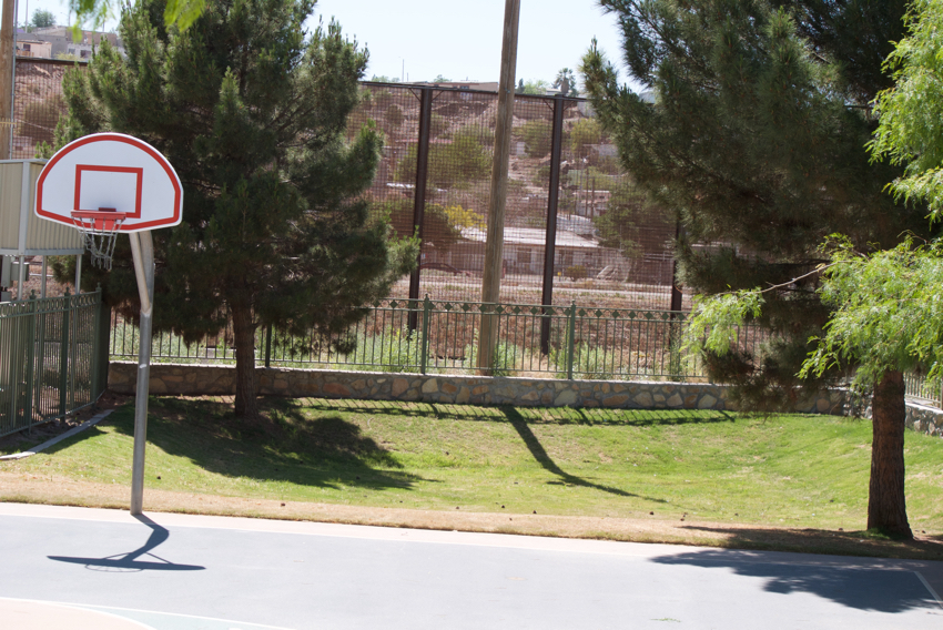 Playground for immigrant families overlooking Ju&aacute;rez